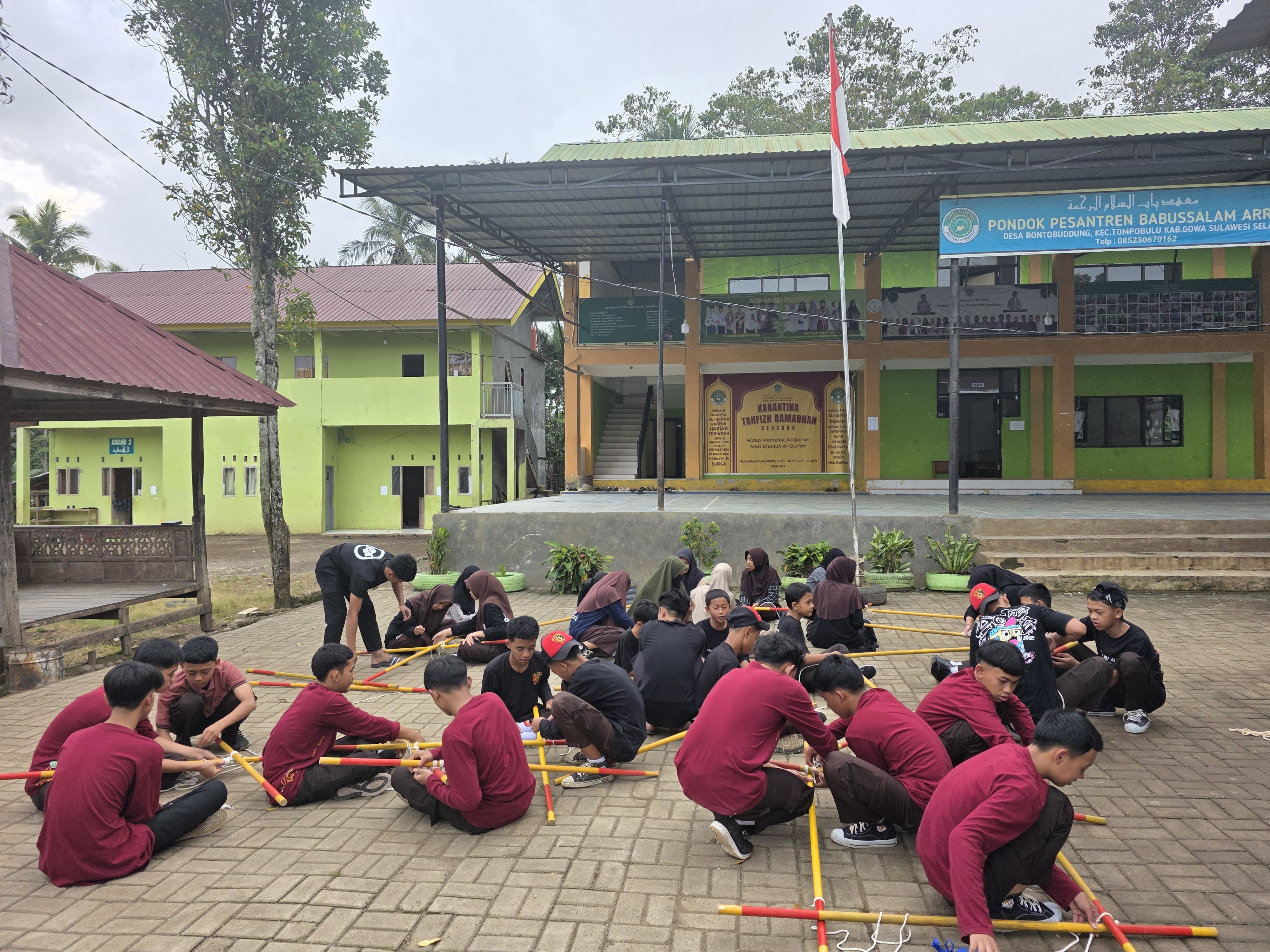Para siswa saat berlatih tali temali