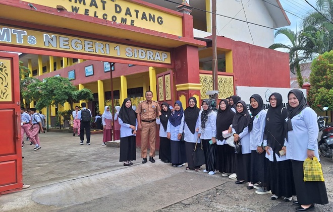 Gerakan Nasional "Hari Pertama Sekolah Bersama Ayah" di MTsN 1 Sidrap.