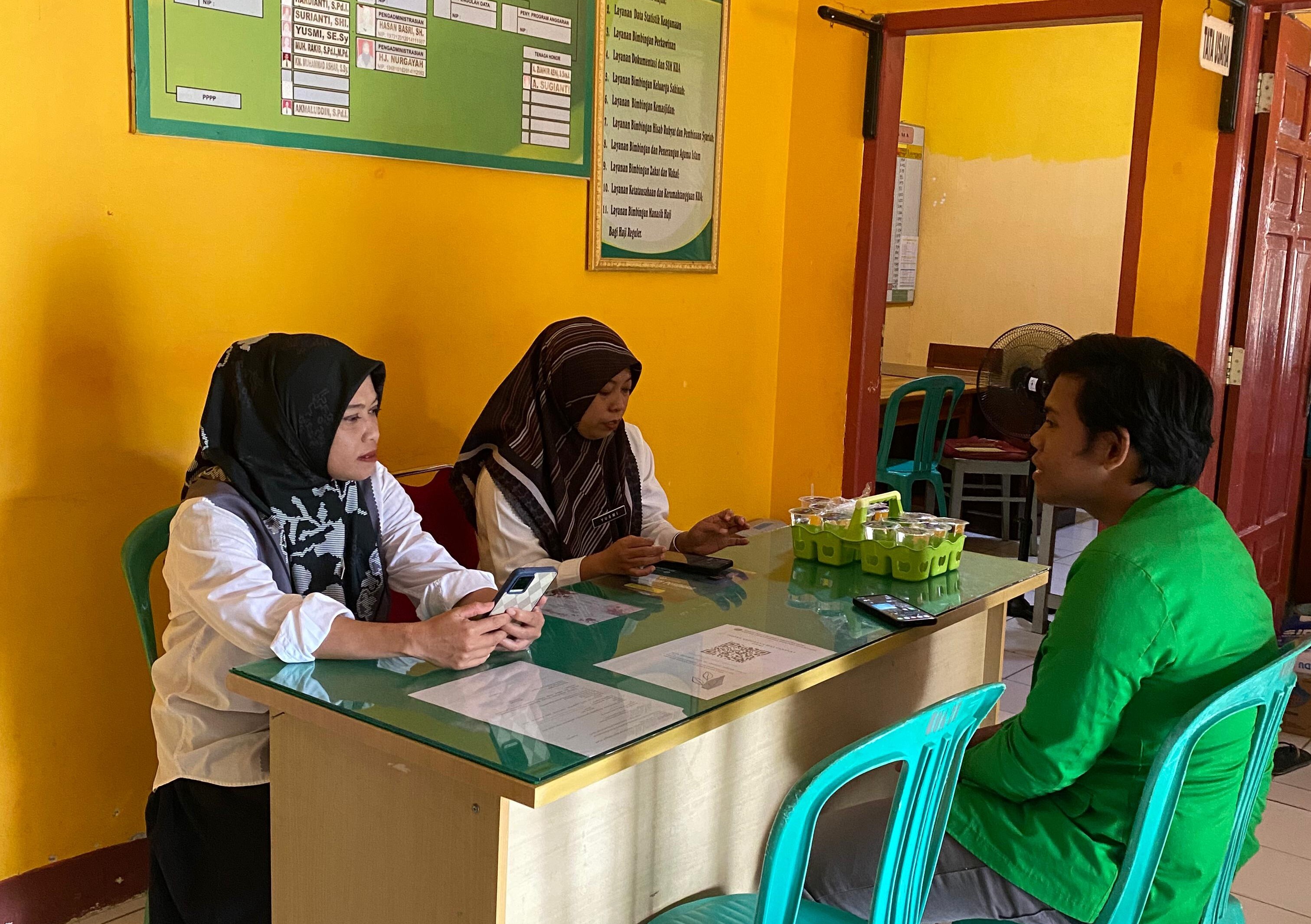Mahasiswa IAIN Bone wawancara 2 Penyuluh Agama Islam KUA Dua Boccoe