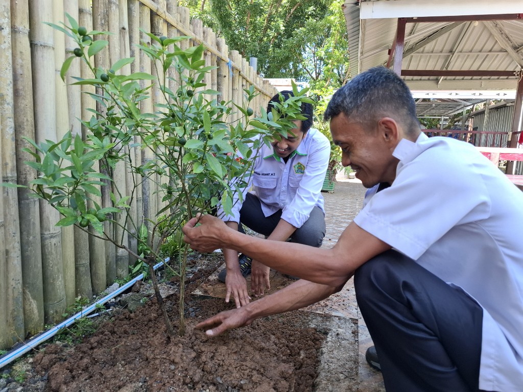 Penanaman bibit pohon sukseskan program Ekoteologi.