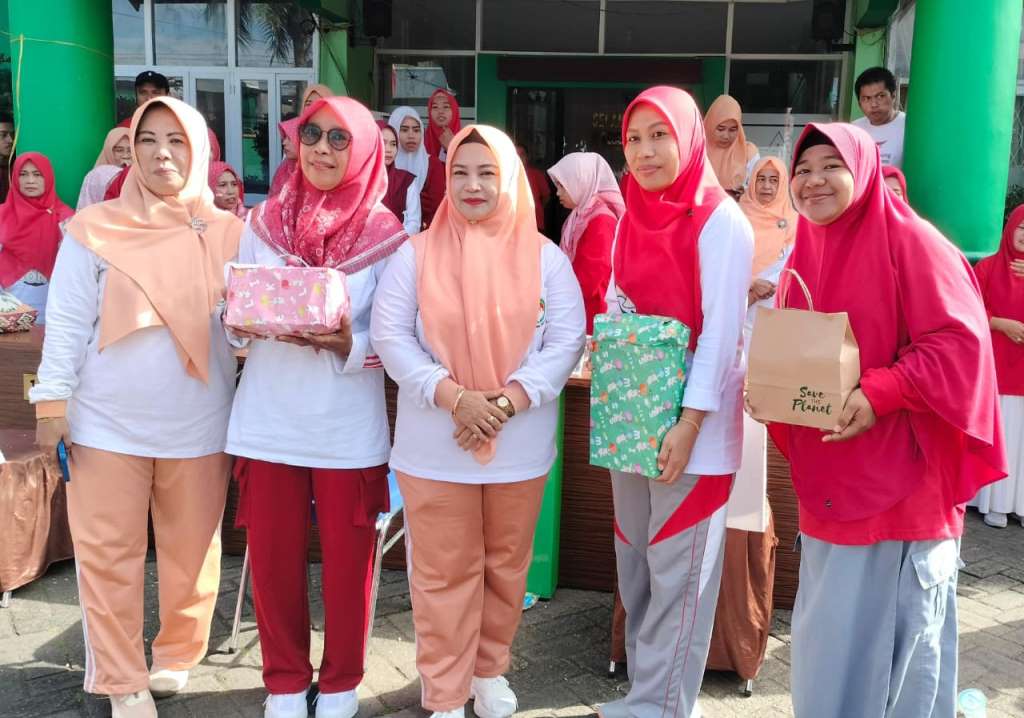 Juara 1 lomba makan kerupuk