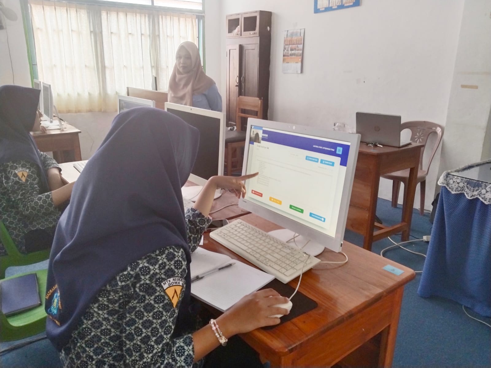 Para siswa di lab komputer
