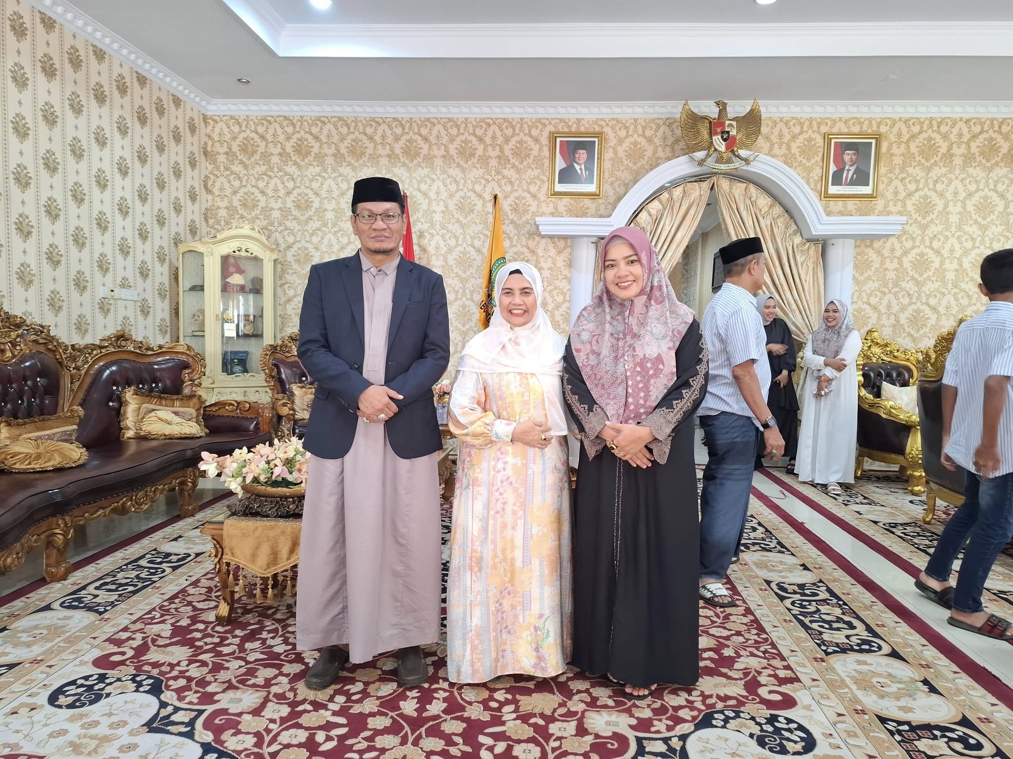 Kepala Kemenag beserta Katua DWP Saat hadiri open House di Rujab Bupati Sinjai