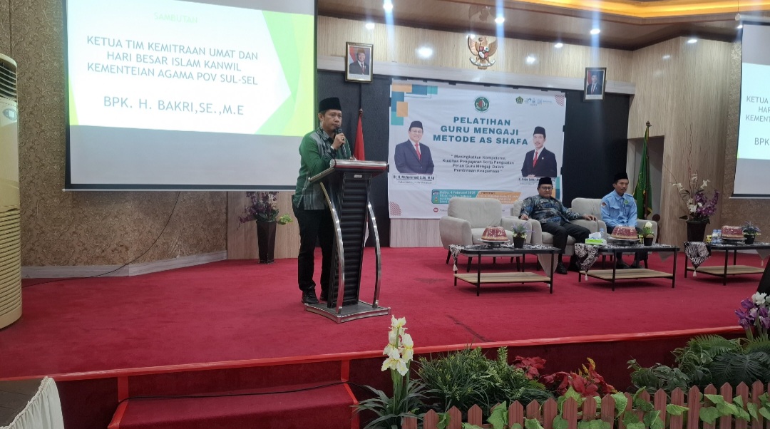 Ketua Tim Kemitraan Umat dan Hari Besar Islam Kanwil Kemenag Sulsel H. Bakri memberikan sambutan
