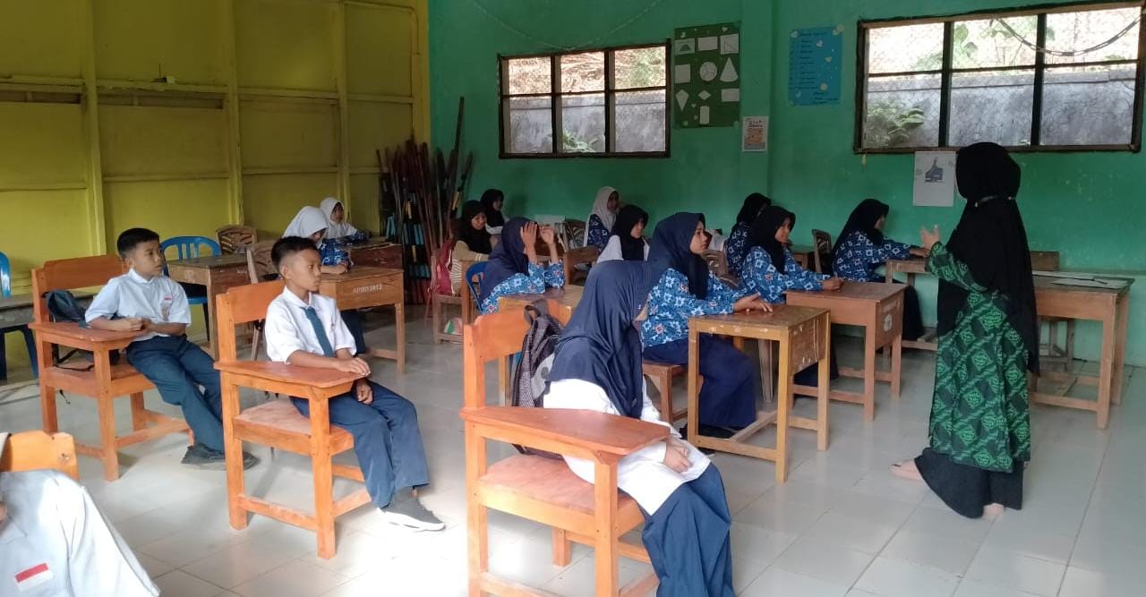 Salmiyah di hadapan kelompok binaan