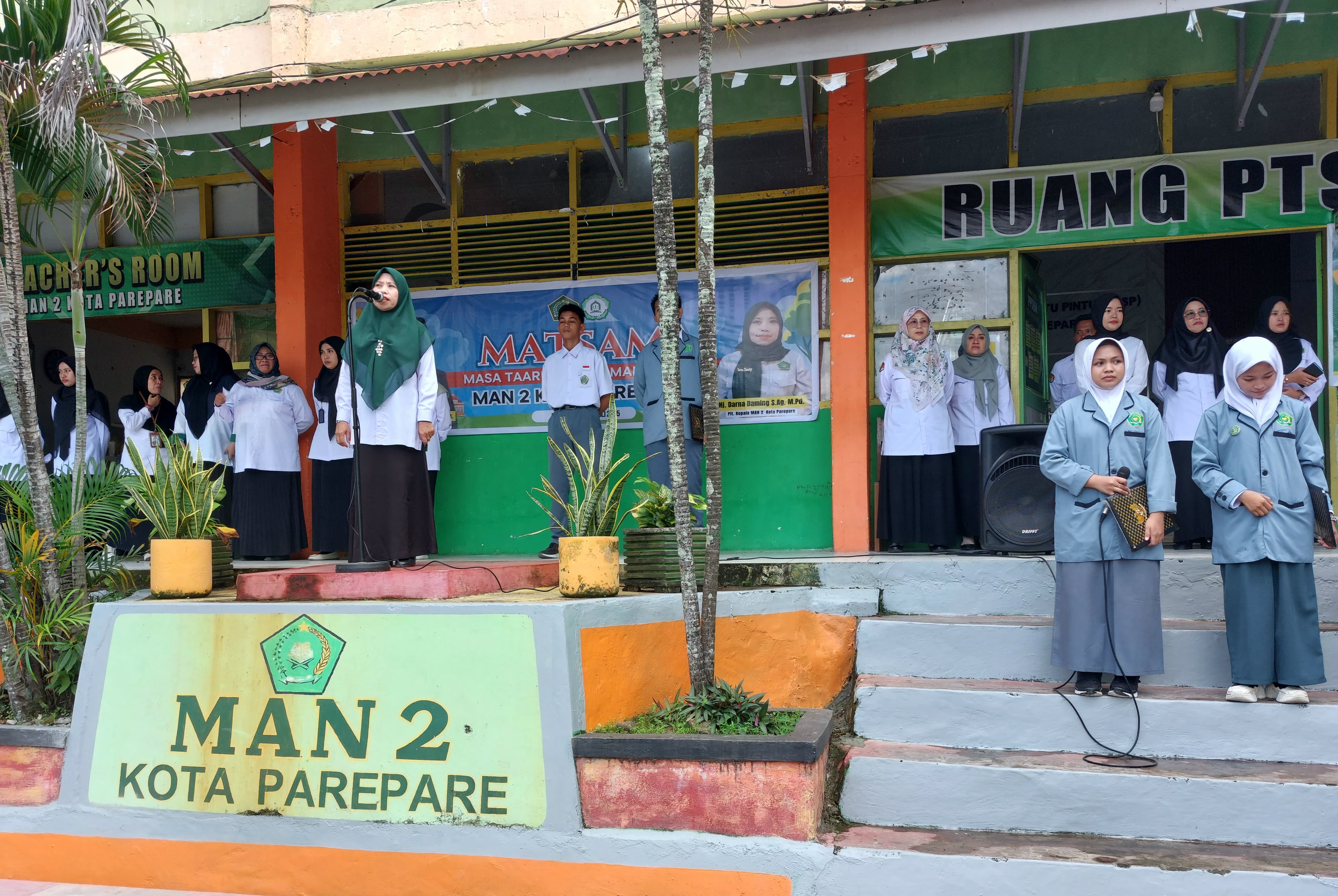 Plt. Kepala MAN 2 Kota Parepare menyampaikan amanat perdana pada Upacara Bendera