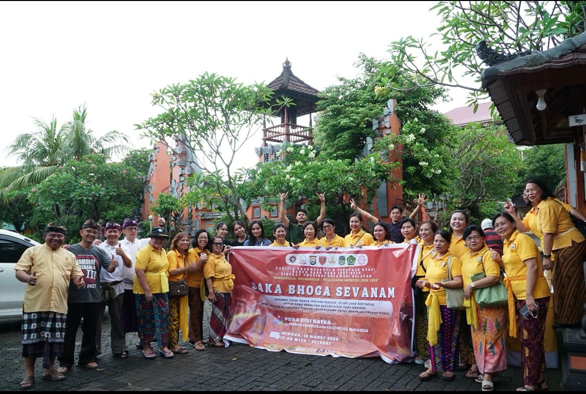 Foto bersama saat berbagi takjil