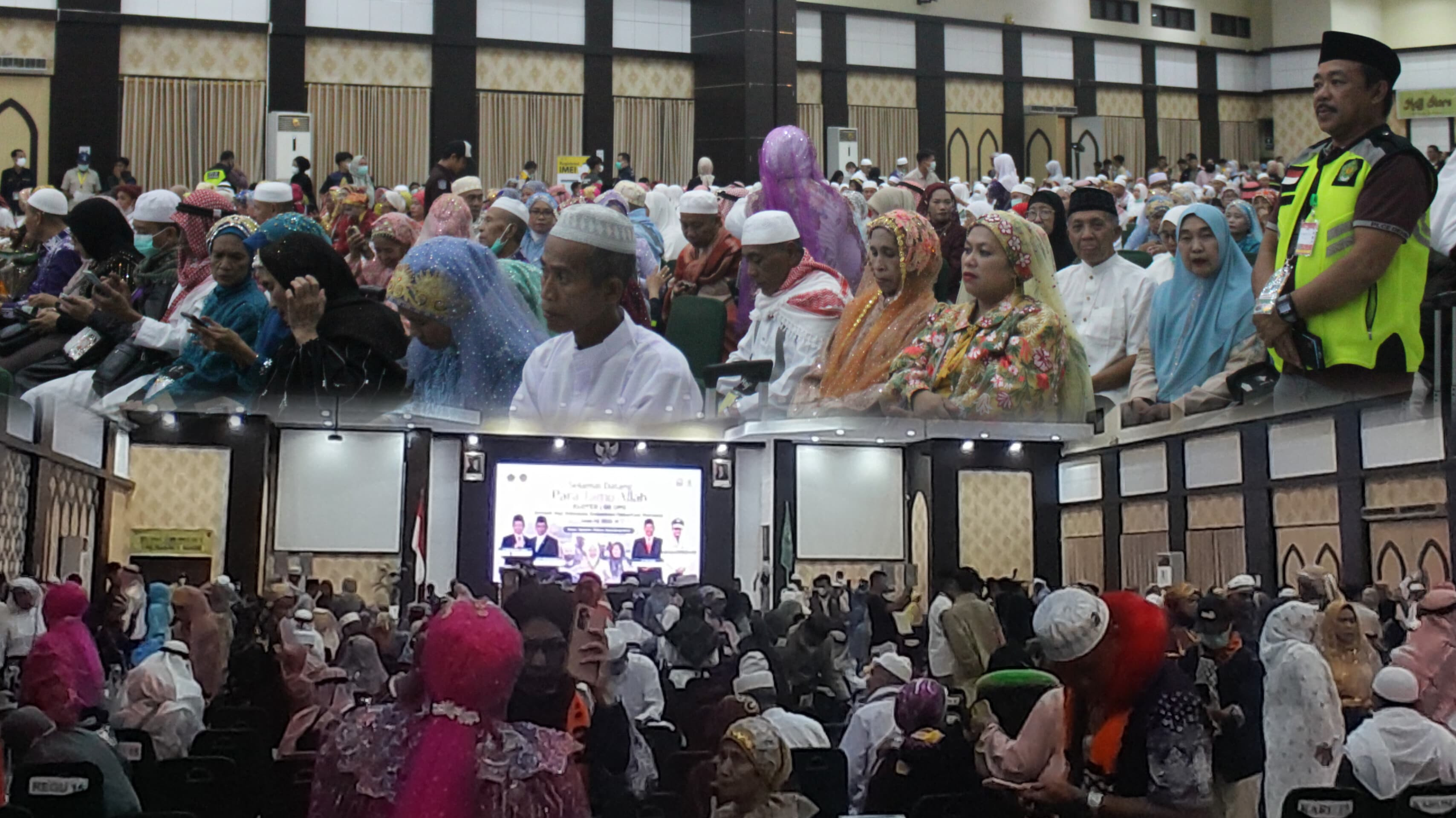Jamaah Haji Kloter 8 Asal Bantaeng sedang mengikuti prosesi pemulangan di Asrama Haji Sudiang, Makassar