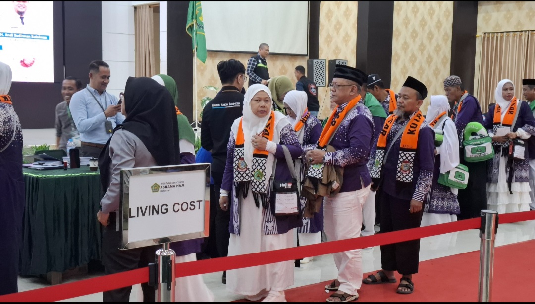 Saat pelayan living cost dan penerimaan paspor