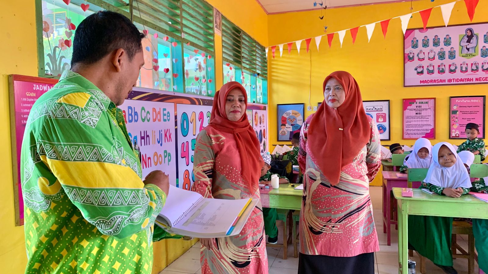 Wasmad Lakukan Pemantauan Proses Pembelajaran di MIN 2 Sinjai