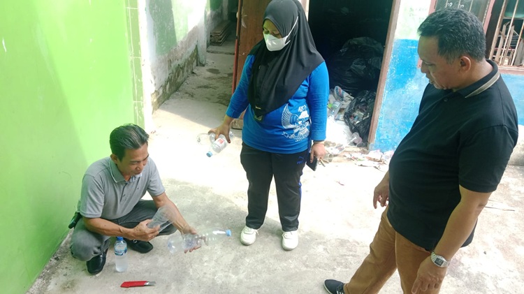 Tim Teknis DLH Kab. Sidrap Sosialisasikan Teknik Pengepakan Sampah Plastik di MTsN 2 Sidrap.