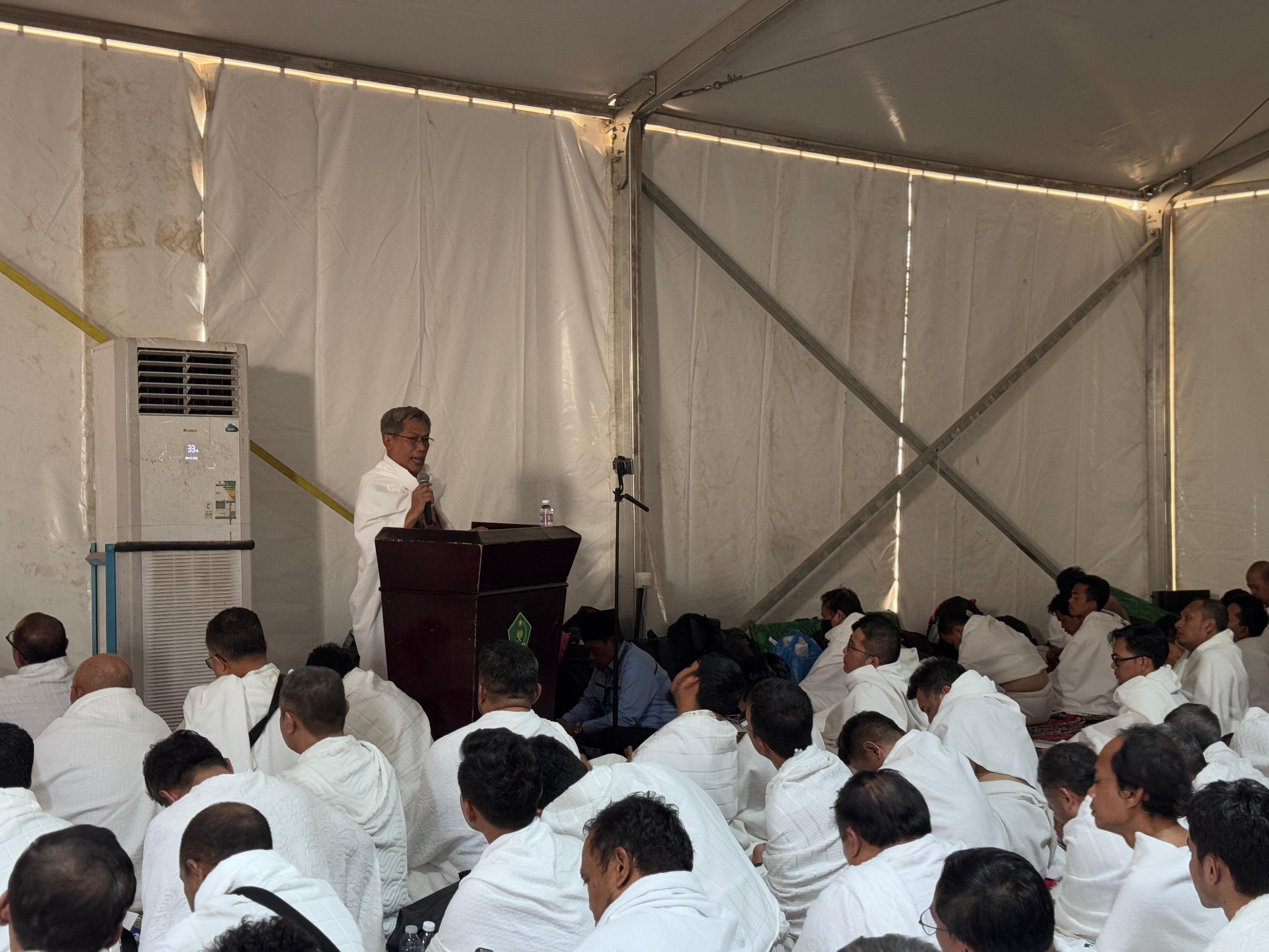 Anggota Amirulhaj KH Ahmad Said Asrori menyampaikan pesan tentang pentingnya meneguhkan persaudaraan dan semangat kebangsaan. Pesan ini diurai Katib Am Syuriah PBNU saat menyampaikan Khutbah Wukuf Arafah di tenda Misi Haji Indonesia