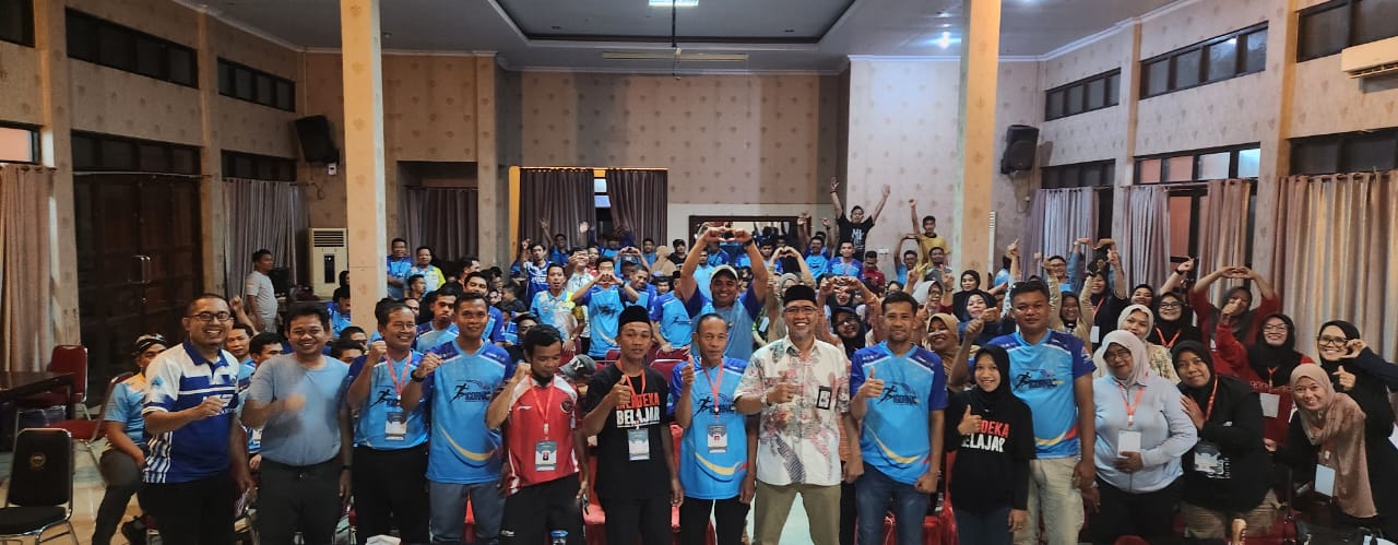 Kakan Kemenag Bantaeng Foto Bersama Peserta dan Panitia Usai Bawakan Materi Kurikulum Cinta di Kegiatan IGORNAS