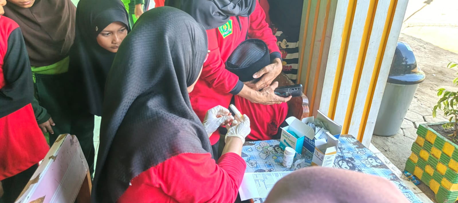 Pemeriksaan Kesehatan Gratis, Staf Puskesmas Teppo Sambangi MI DDI Teppo