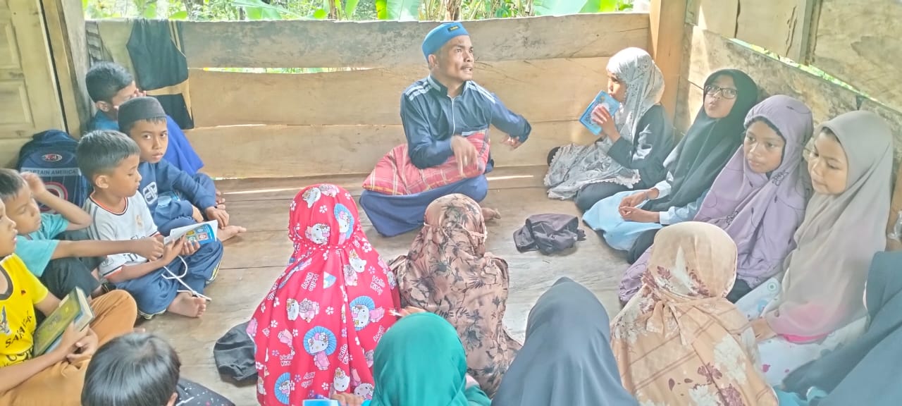 Sudirman saat mengajar di saung Istiqomah