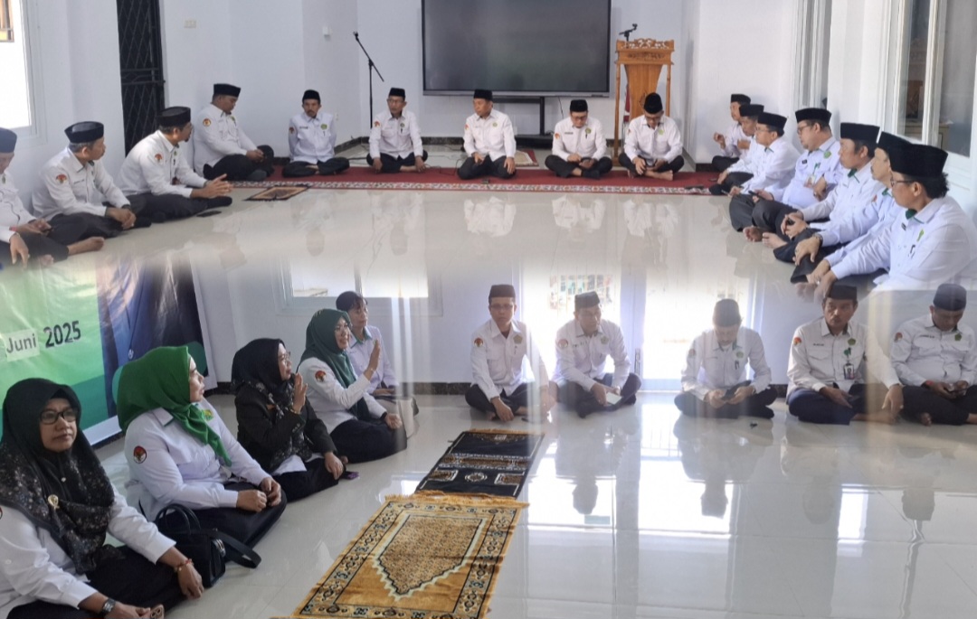 Kakankemenag Kota Makassar H.Irman didampingi plh Kasubag tu Serta Kasi Dan Penyelenggara saat pelaksanaan Rapat Ruitin Bulanan di Masjid Al-Irsyad Kemenag Kota Makassar