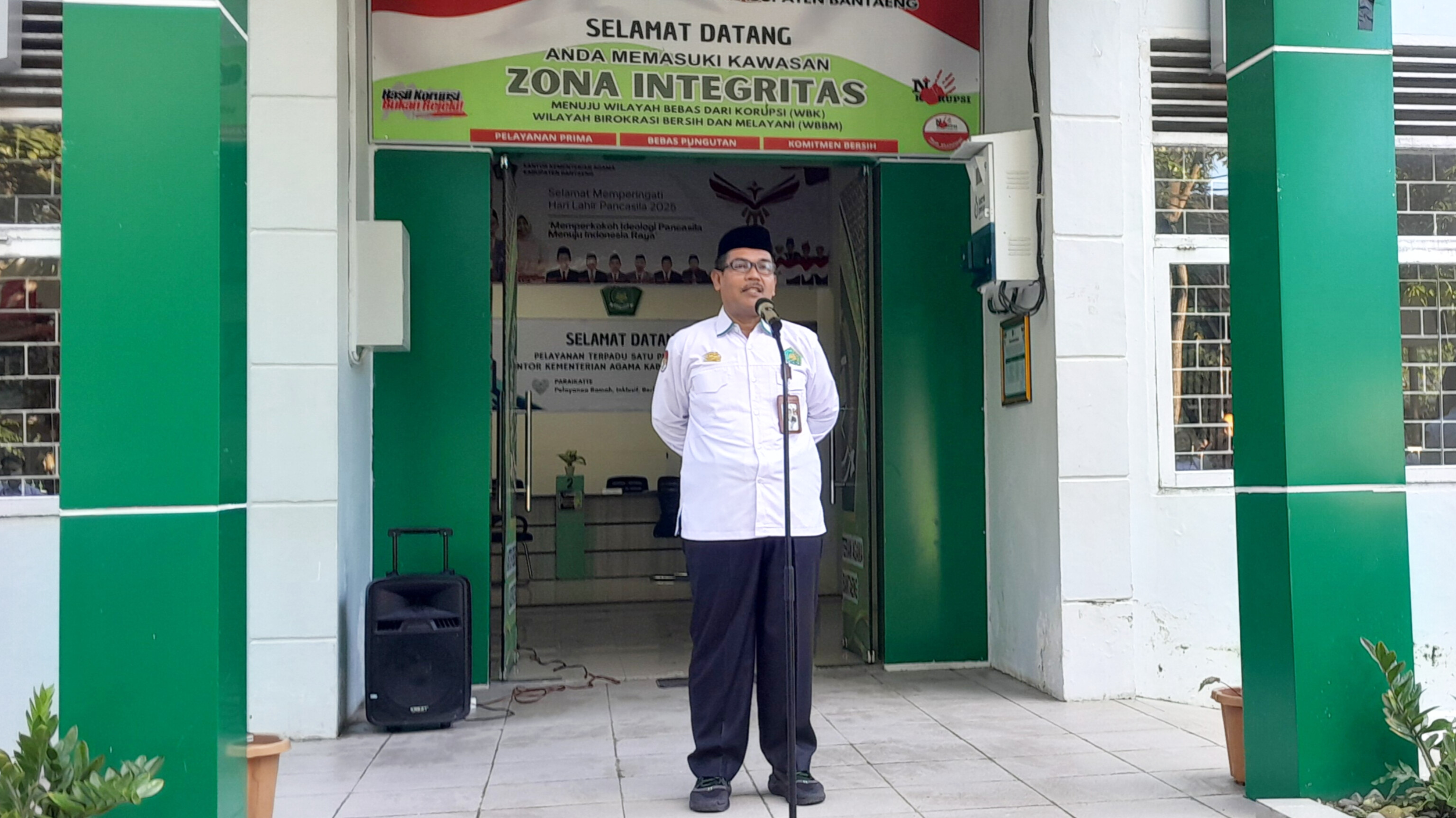 Kasi Penmad Dr. Salam, S.Ag., S.Pd., M.Pd memberikan arahannya pada Senin, 7 Juli 2025 (Foto: Humas Kemenag Bantaeng)