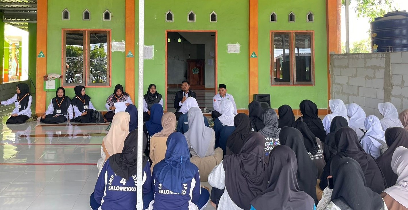 Kepala Madrasah Andi Muhammad Irfan memberikan arahan kepada calon peserta didik baru MAN 4 Bone