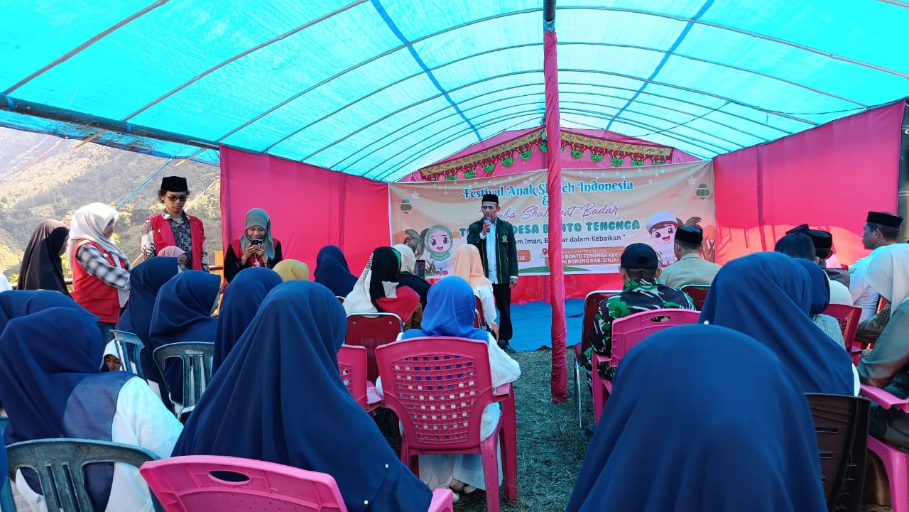 Muhtar M, Penyuluh Agama Islam, memberikan sambutan pada acara pembukaan Festival Anak Saleh Indonesia (FASI) dan Lomba Salawat Badar