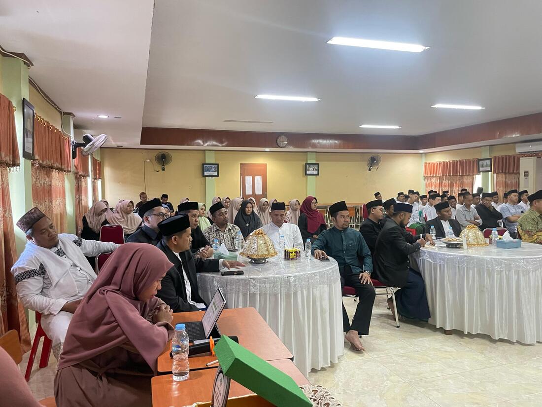 Nampak Kepala KUA Dua Boccoe Menyimak penyampaian Bapak Dirjen Pendis Kemenag RI