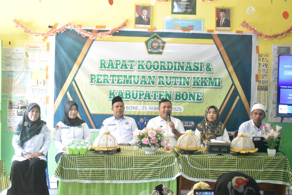 Kakan Kemenag Bone H, Abdul Rafik saat memberikan arahan pada rapat KKM MI Kabupaten Bone