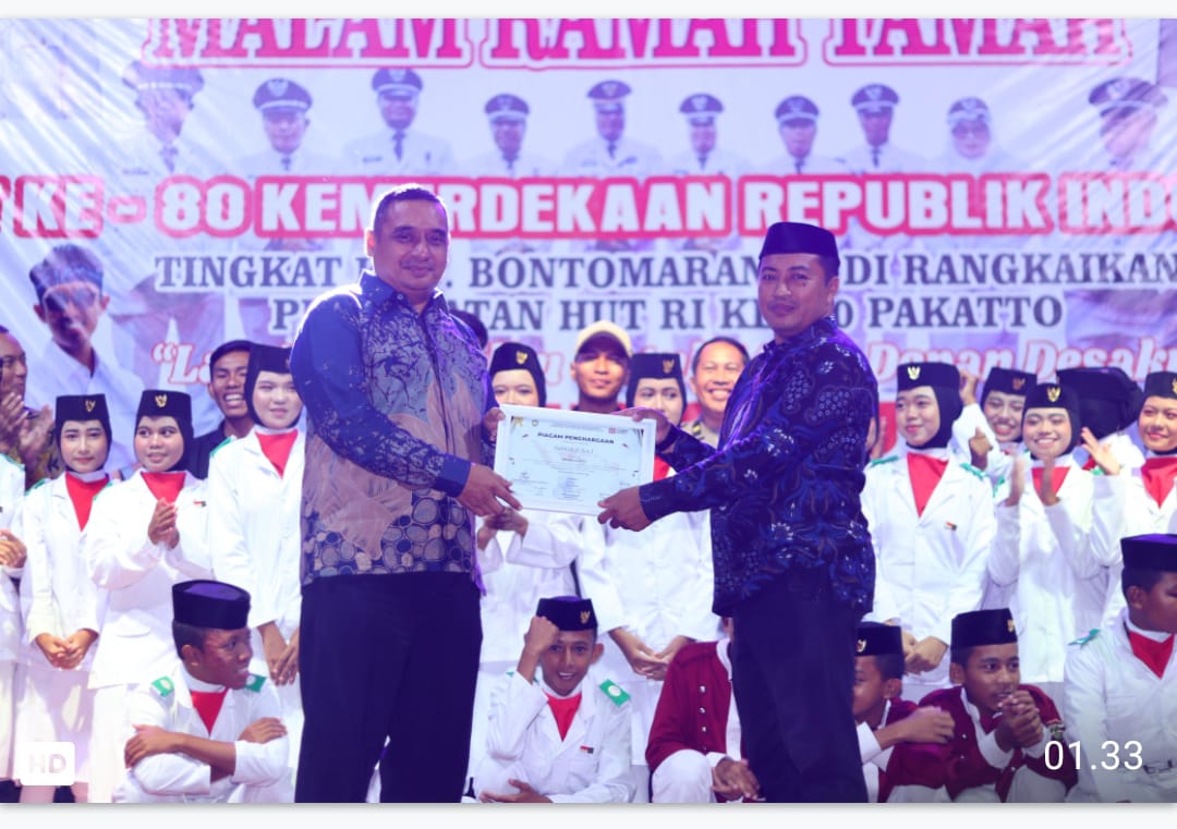 Kepala KUA saat menerima penghargaan