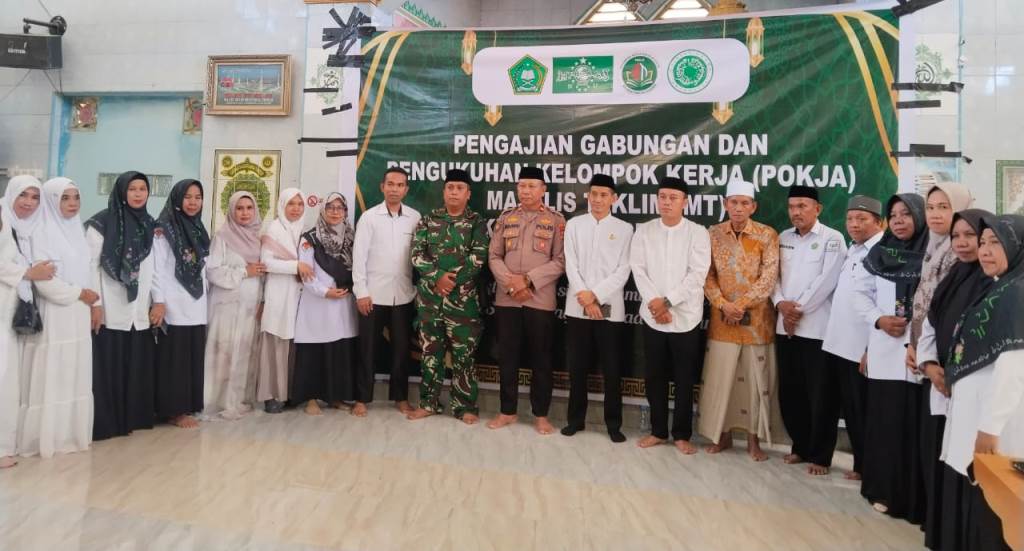 Foto bersama pengurus Pokja yang baru dikukuhkan dengan jajaran Kemenag, MUI, Kapolsek, dan Danramil.