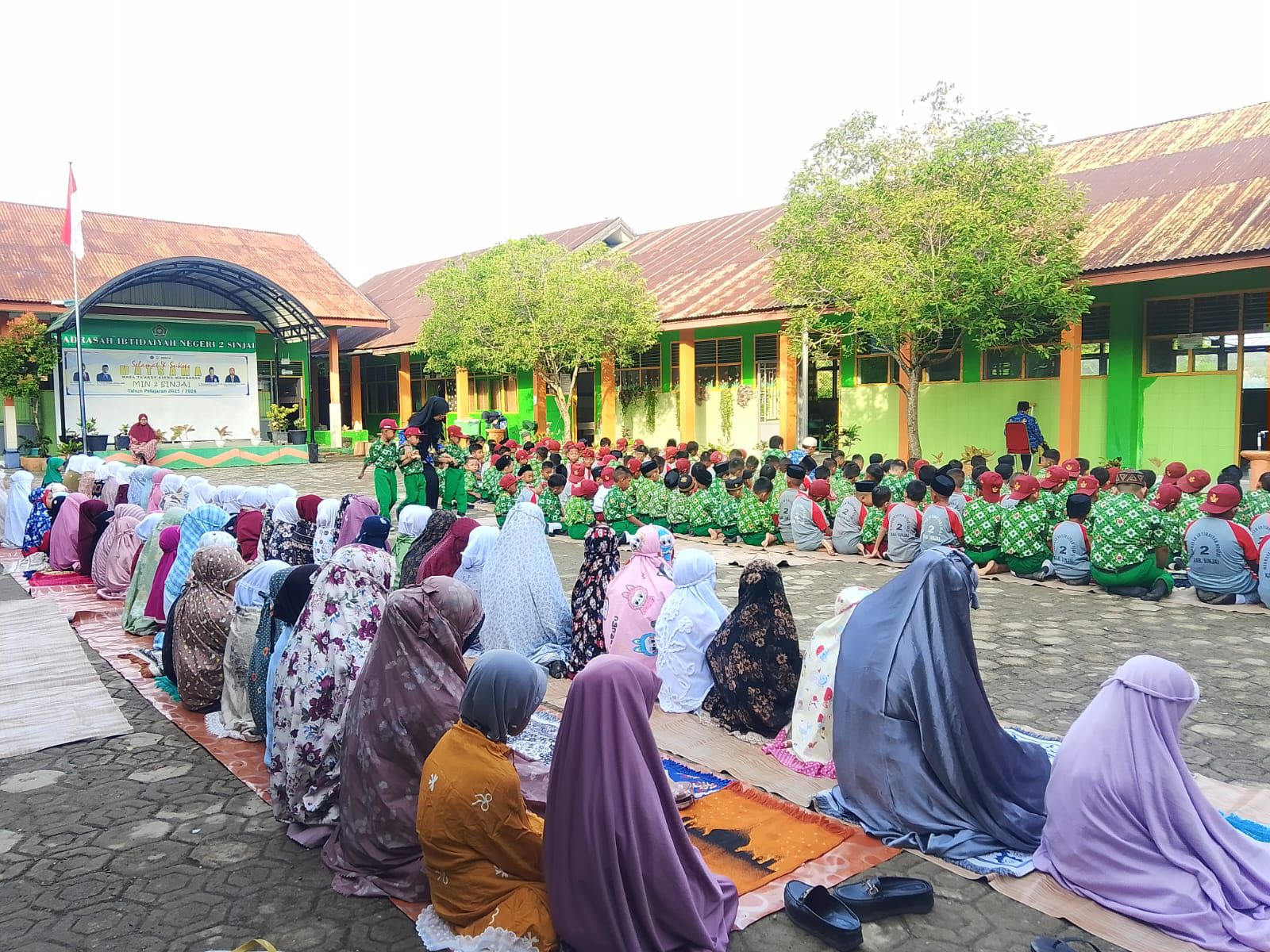 MIN 2 Sinjai Laksanakan Upacara Perdana, Kepala Madrasah Tekankan Tanggung Jawab dan Kedisiplinan