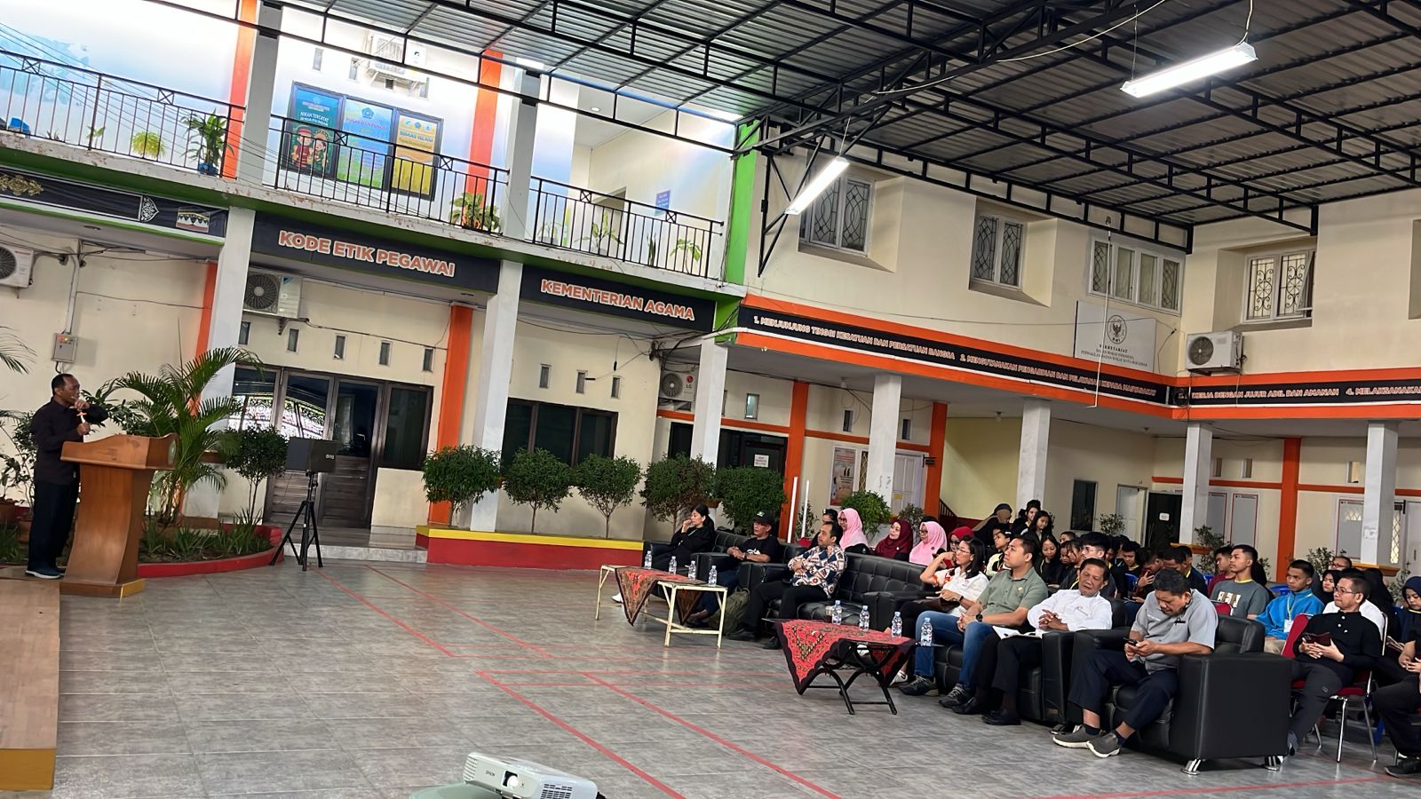 Kakankemenag Kota Makassar H.Irman saat meberikan sambu6an pada event dialog lintas agama