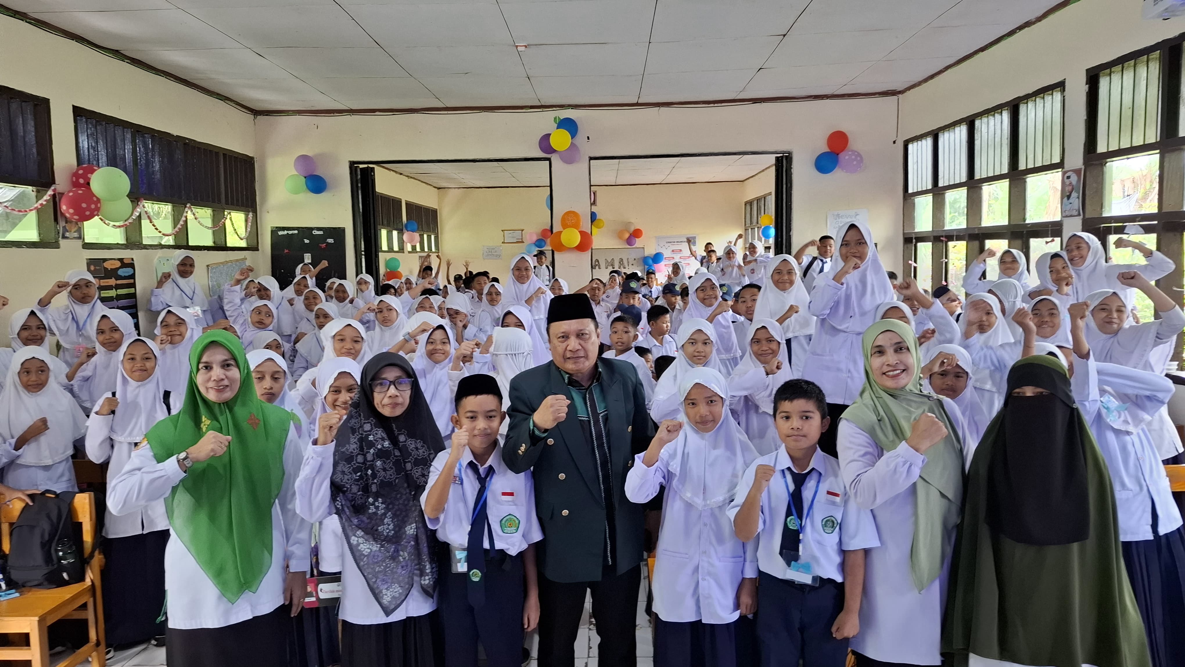 Kakan Kemenag Bulukumba bersama Siswa/i Baru MTsN 2 Bulukumba