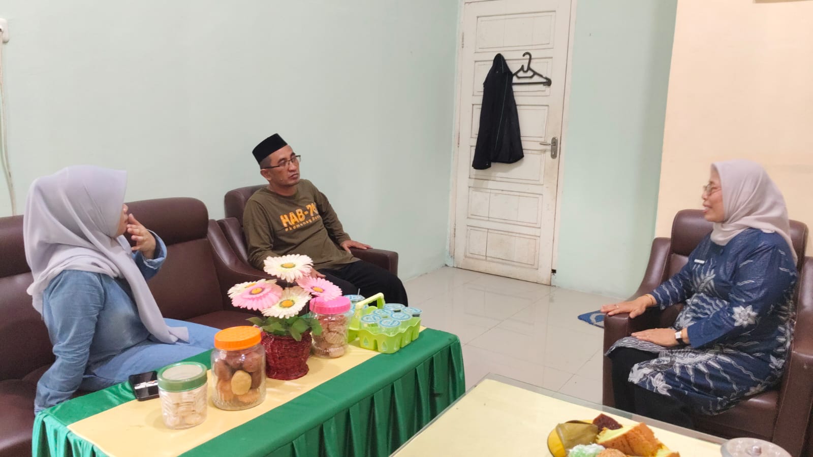 Kepala KUA Awangpone berdiskusi dengan Kepala Puskesmas Awaru