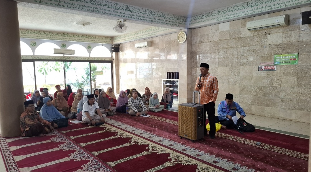 Kakankemenag Kota Makassar, H. Irman, saat memberikan sambutan pada pembukaan manasik haji KBIHU Ar-Raudhah Haj