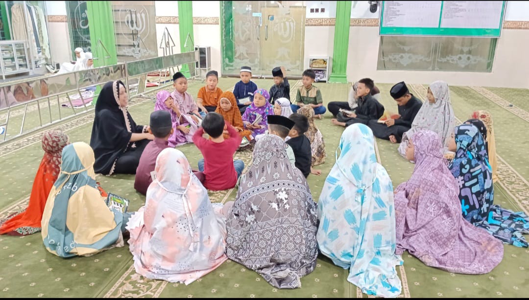 Meski Senja Tiba; Nursamsi Tetap Istiqamah Berdakwah di TPA Masjid Fhatir
