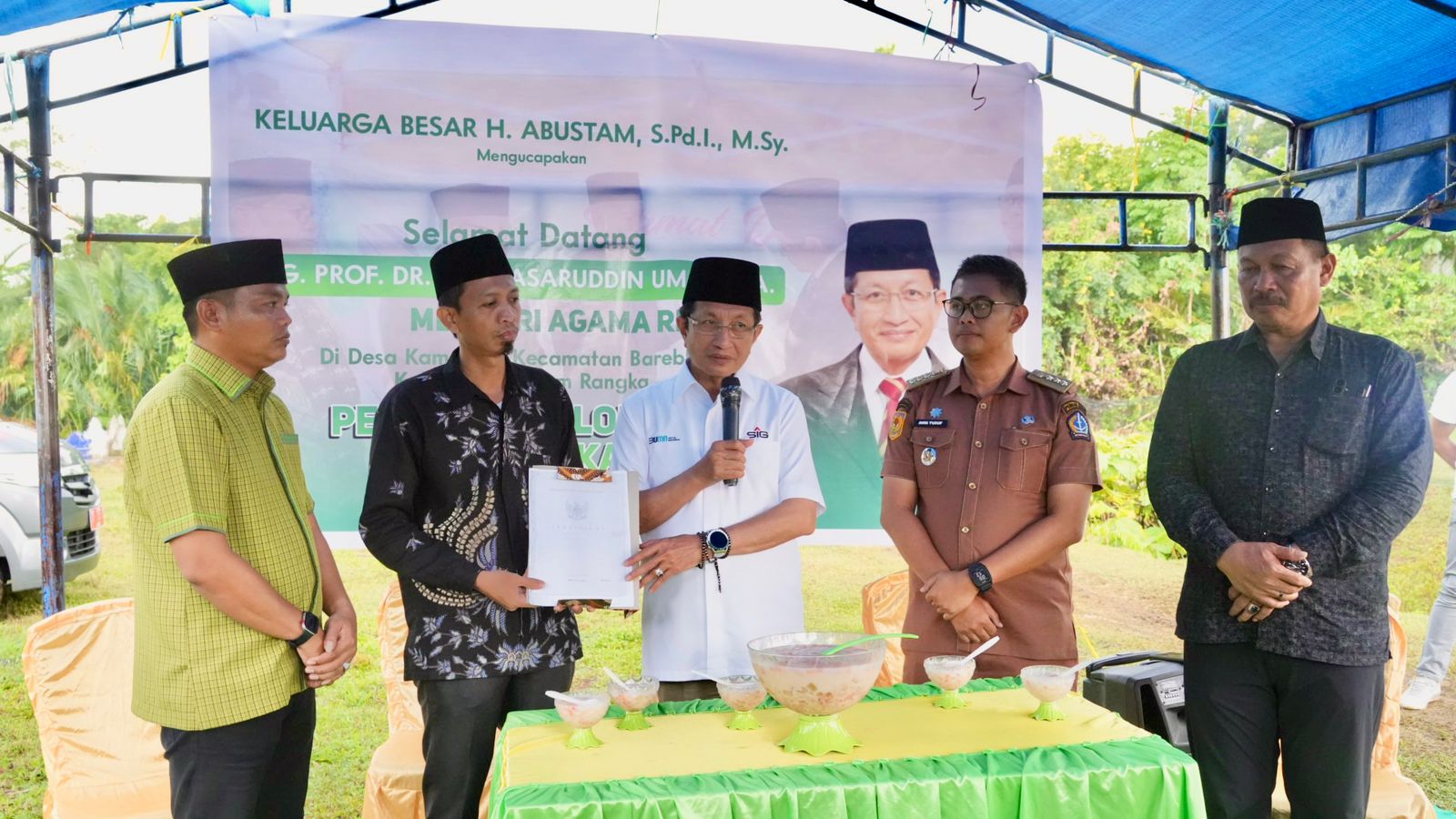 Menag Menerima Lahan Wakaf dai Wakif (Keluarga Abustam)