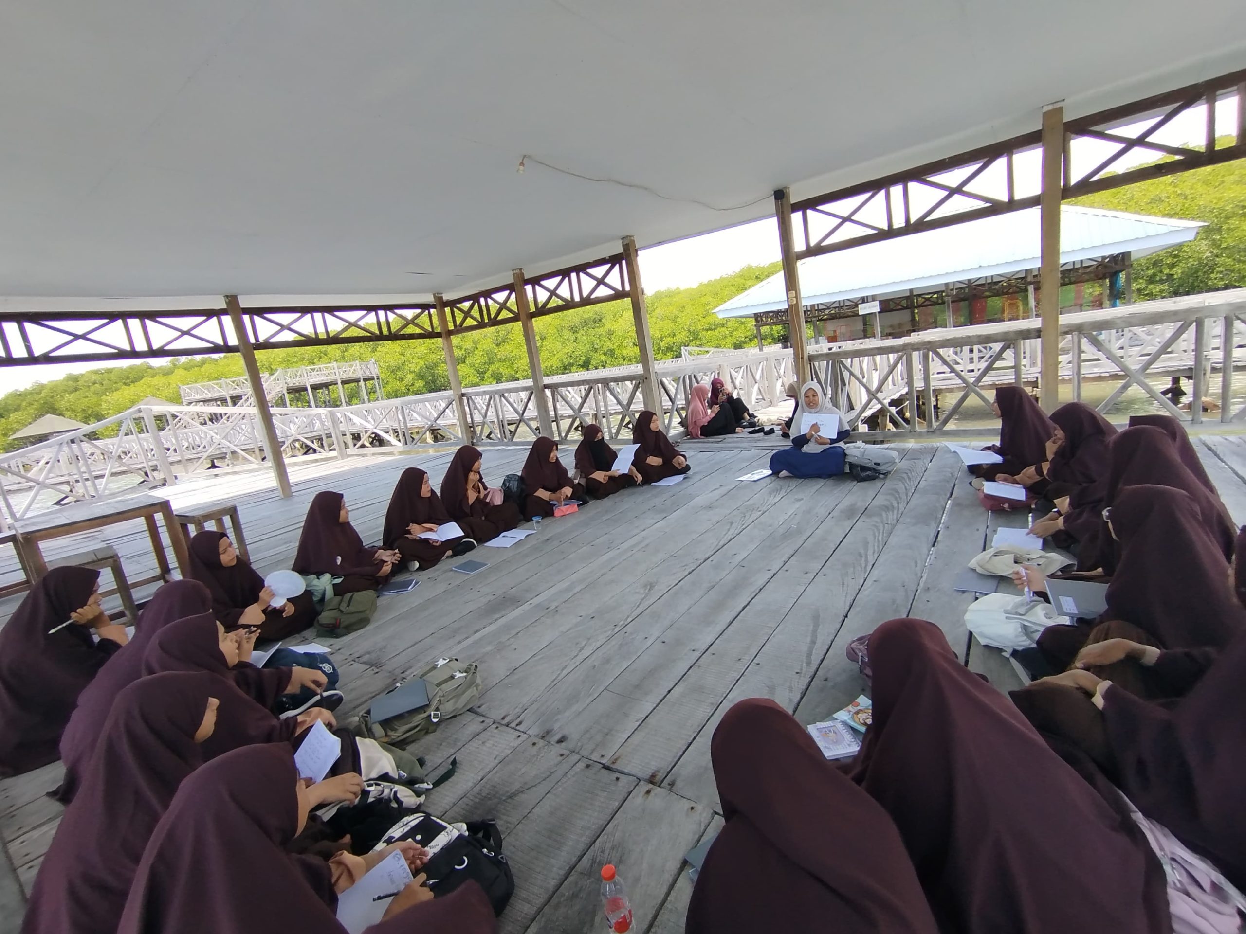 Program Jum’at Gerakan Madrasah Sehat, MA Al Khaerat Barambang Gelar Senam Rutin