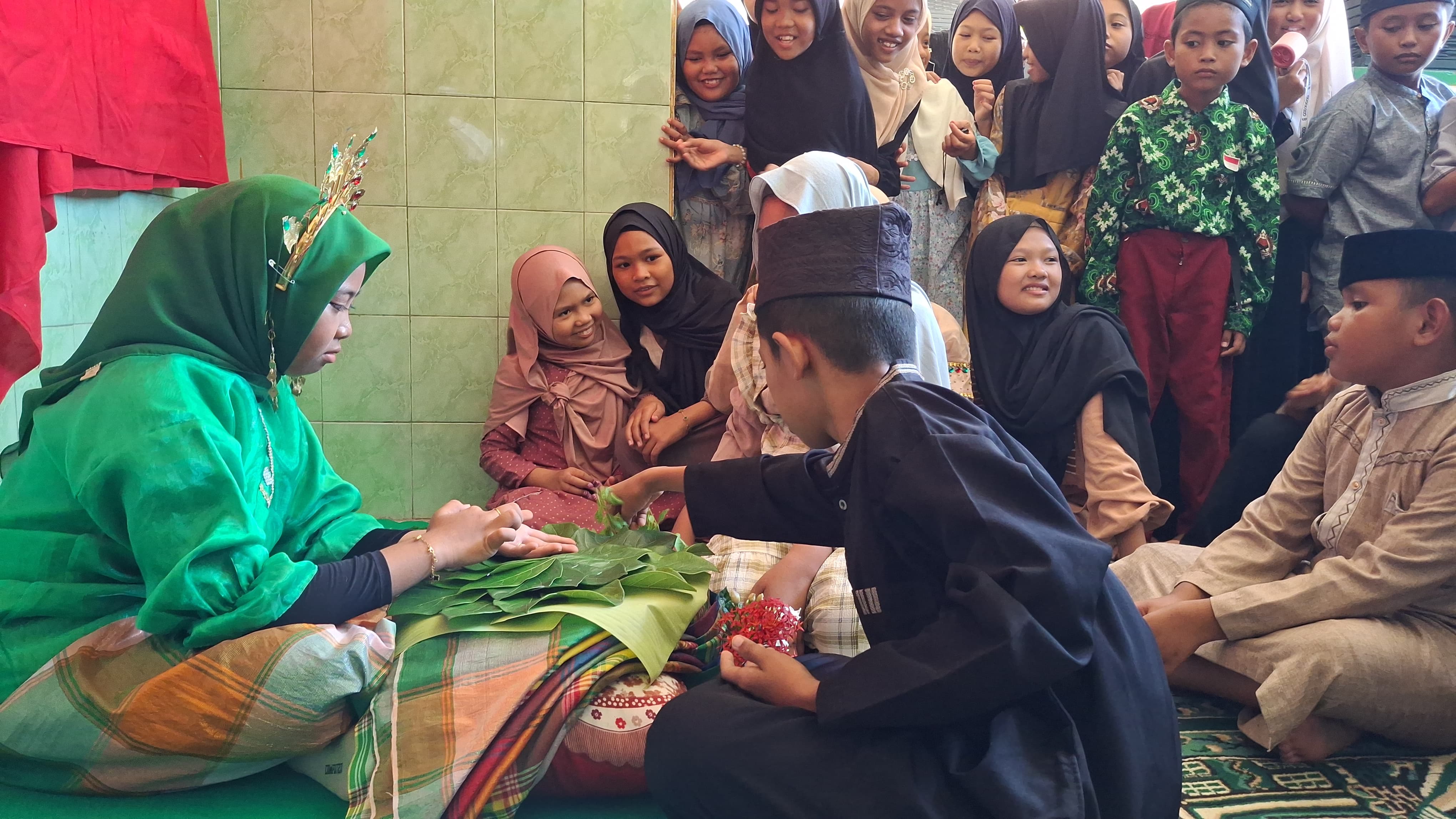Siswa-siswi MIN 4 Bone menyaksikan prosesi simbolis tradisi Mappacci, sebagai bagian dari pengenalan kearifan lokal dalam kegiatan Projek Penguatan Profil Pelajar Pancasila (P5).
