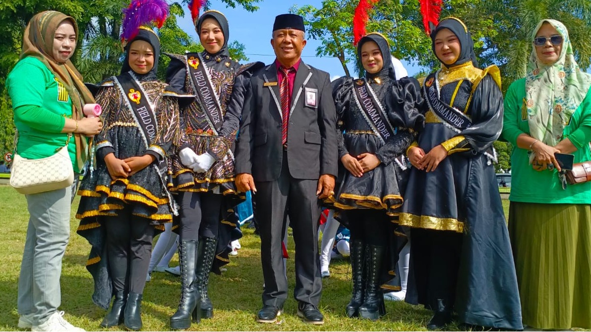 Kepala MTsN 1 Bone dan ASN nya Mengikuti Upacara Hardiknas 2025