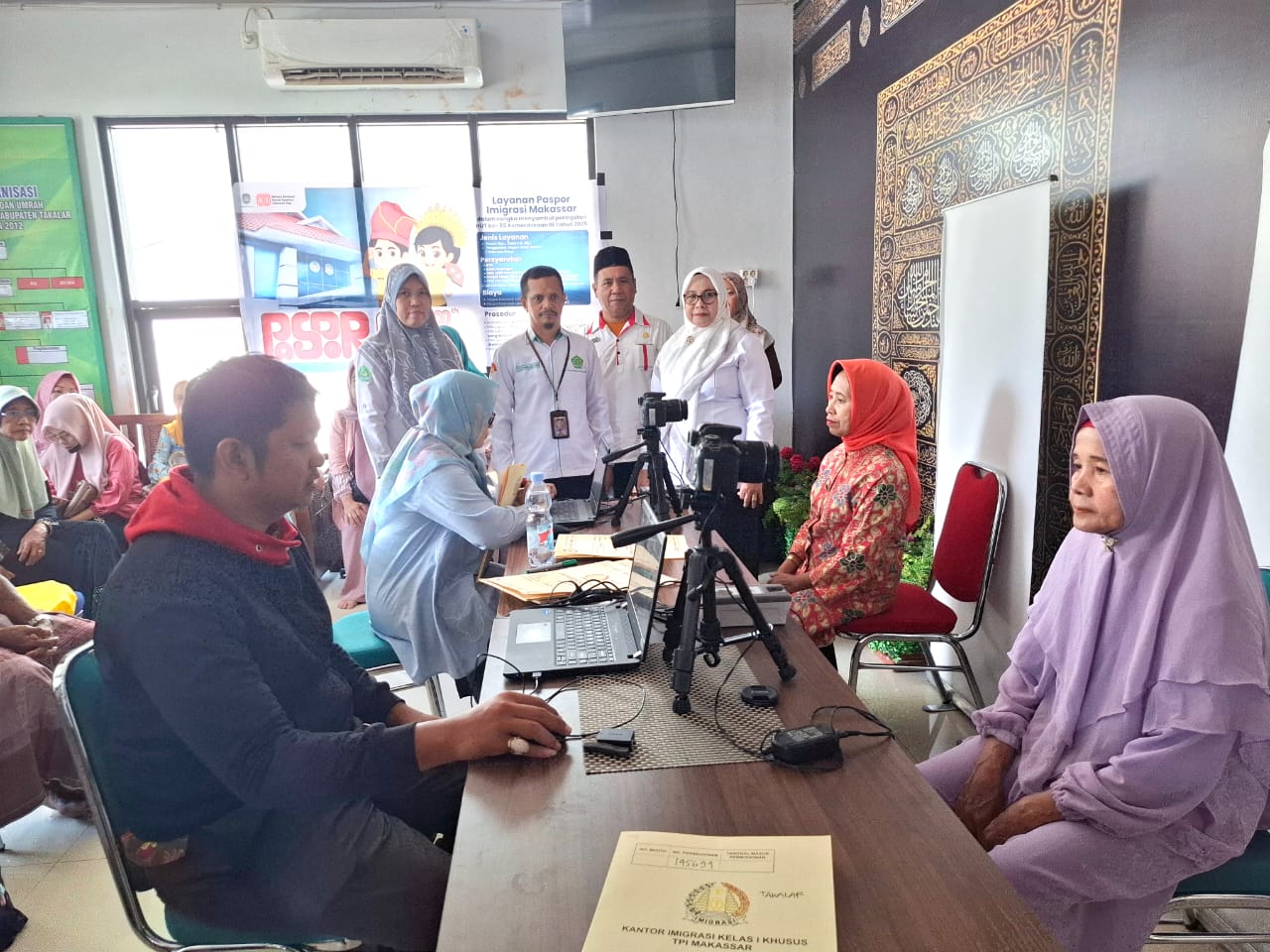 Sesi pemotretan Poto Paspor