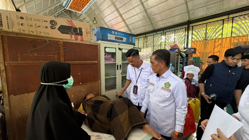 Kakankemenag Maros H. Nur Halik saat meninjau pelaksanaan khitanan massal gratis rangkaian kegiatan sosial HAB ke-80 Kemenag (foto: vicha)