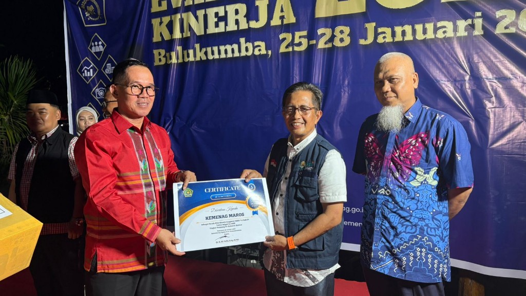 Kakankemenag Maros H. Nur Halik saat menerima penghargaan dari Kanwil Kemenag Sulsel (foto: vicha)