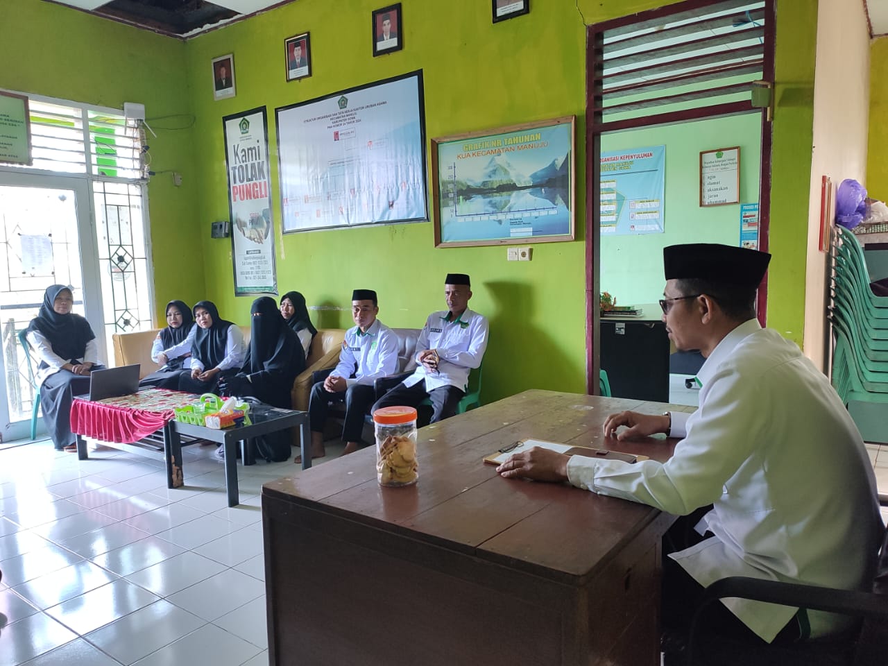 Suasana briefing di KUA Manuju