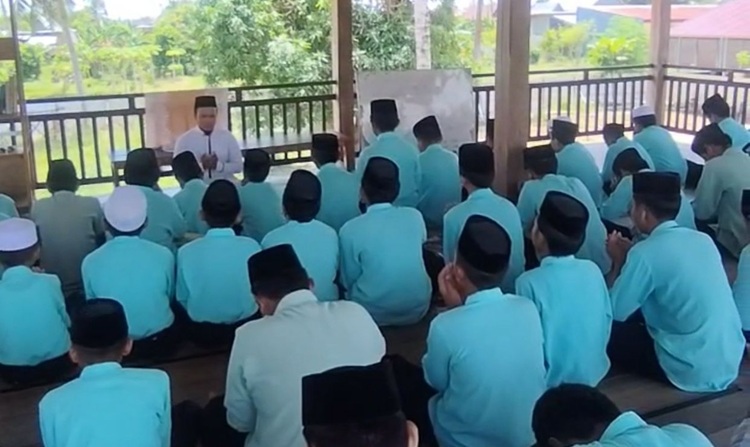 Doa Menggema dari Pesantren Muammar Gandi Rappang: Ustaz, Guru, dan Santri Lantunkan Istighosah di Tengah Krisis Indonesia