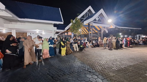Antusias Masyarakat Sidrap Mengantar Jamaah Haji Kloter 7 di Rumah Jabatan Bupati Sidrap
