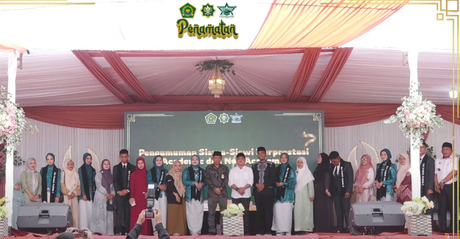 Foto bersama pada acara penamatan siswa MAN 1 Soppeng