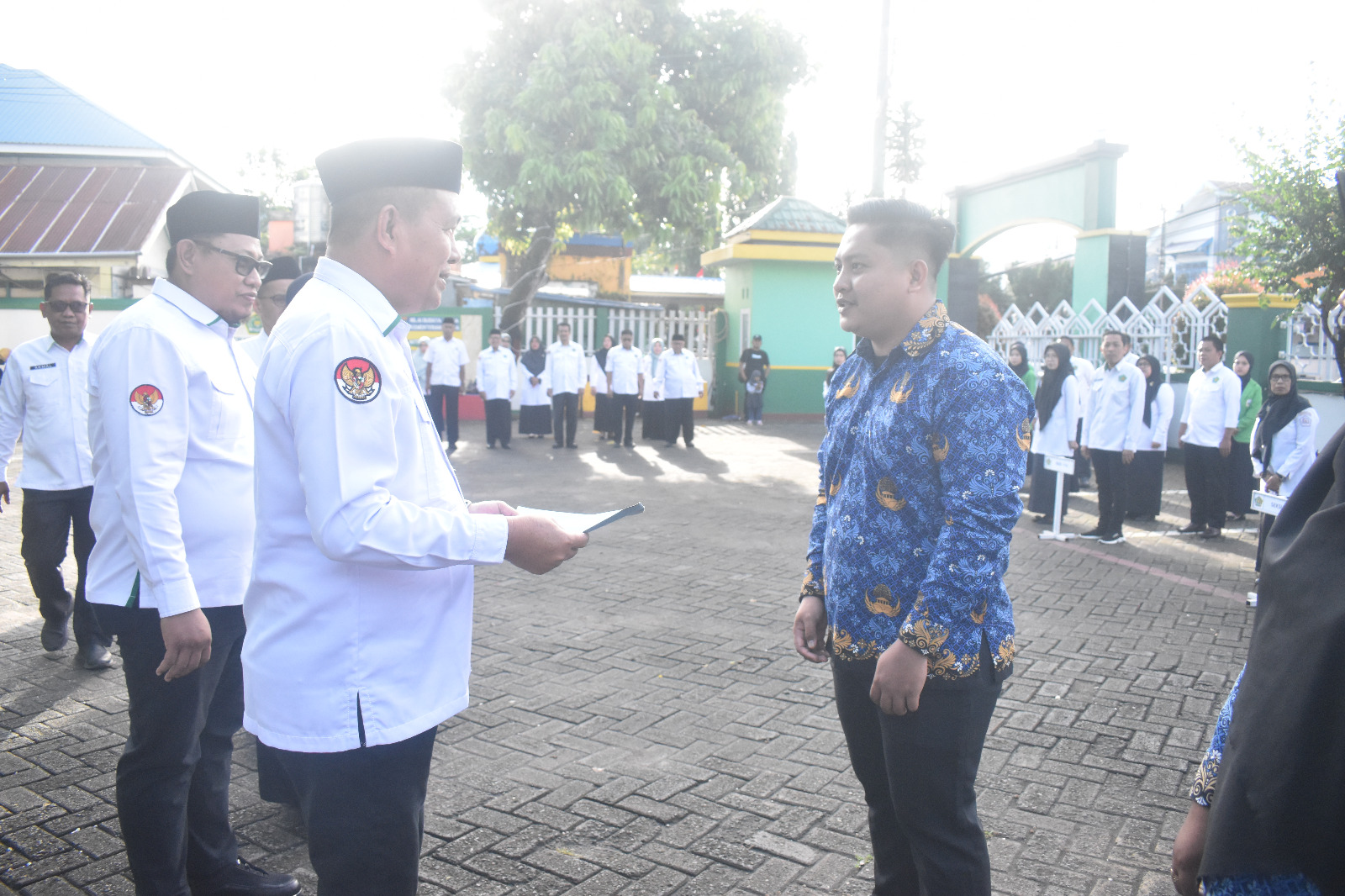 Kakan Kemenag Bone H. Abdul Rafik serahkan SK Penugasan PPPK secara simbolis