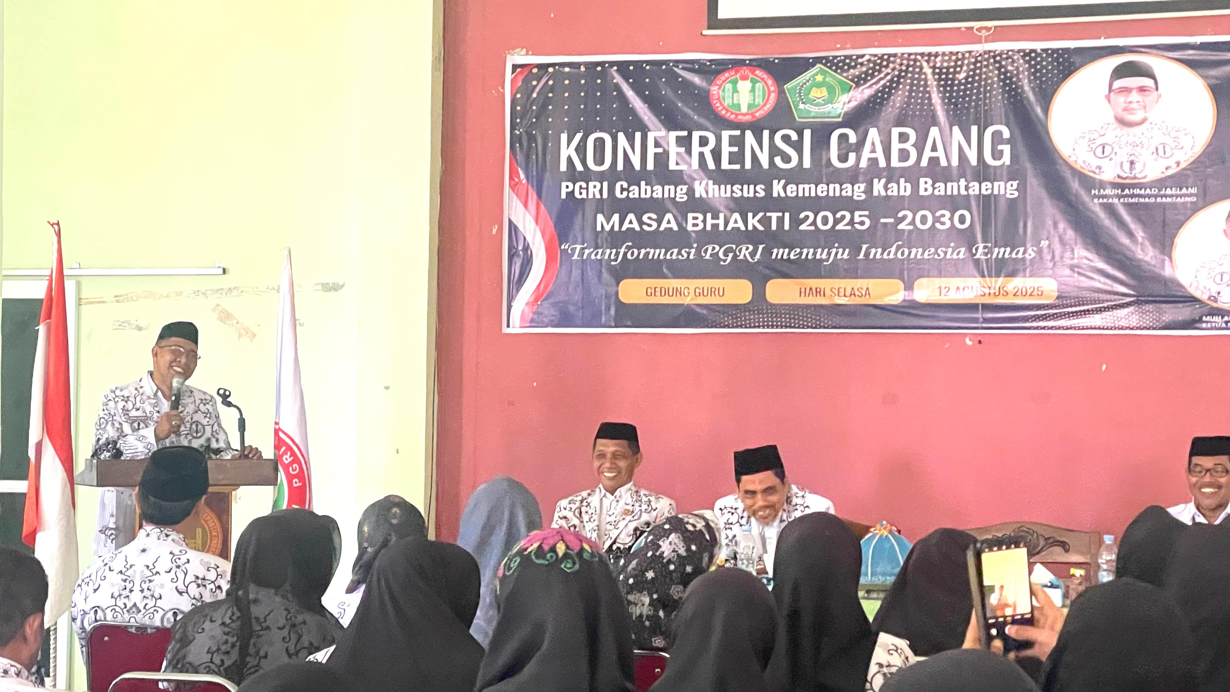 Kakan Kemenag Bantaeng Buka Konferensi Cabang PGRI Cabang Khusus Kemenag Bantaeng pada Selasa, 12 Agustus 2025 (Foto: Humas Kemenag Bantaeng)