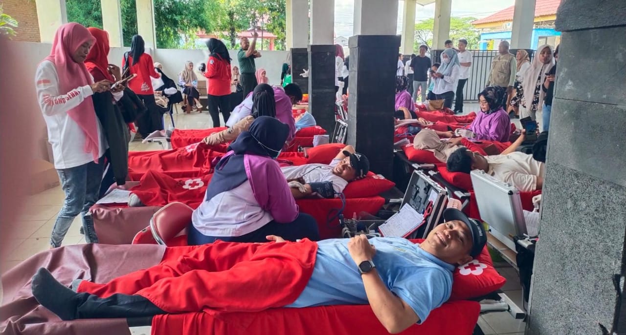 Kepala KUA saat donorkan darah