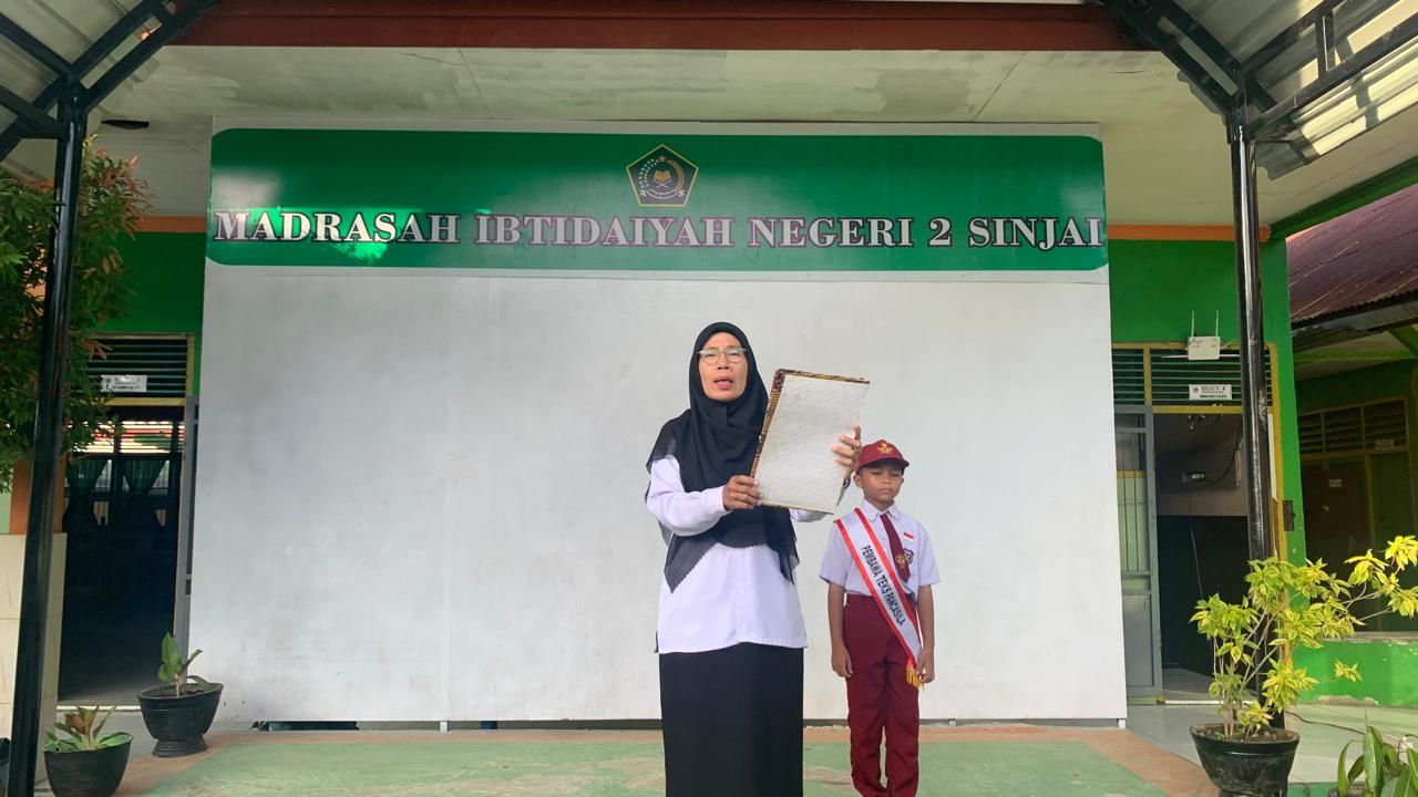Roswati bertindak sebagai pembina upacara di MIN 2 Sinjai