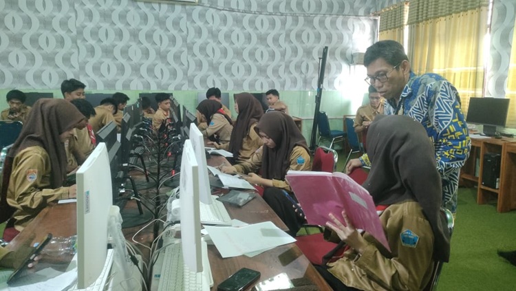 Guru Kimia   Terapkan Ulangan Harian Berbasis Metode Blended di MAN Sidenreng Rappang