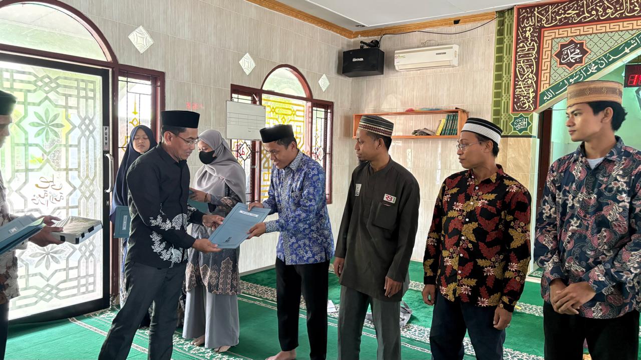 Kasi PD Pontren, Muhammad Sunusi, saat menyerahkan SK Izop.
